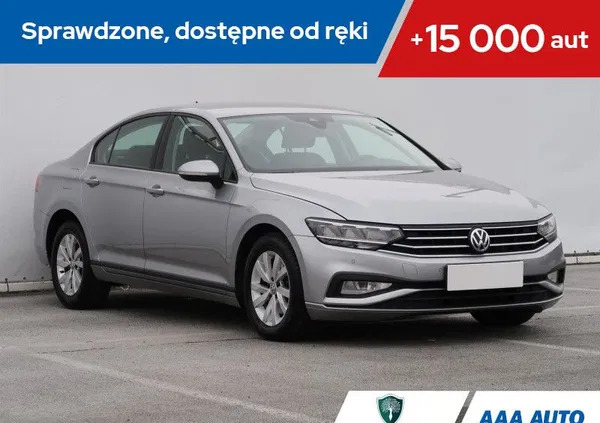 małopolskie Volkswagen Passat cena 75000 przebieg: 143101, rok produkcji 2020 z Sośnicowice
